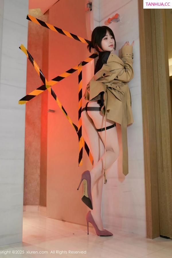 汁汁  [XiuRen]高清写真图 2025.04.10 No.10134 汁汁 浅色风衣第17张图片